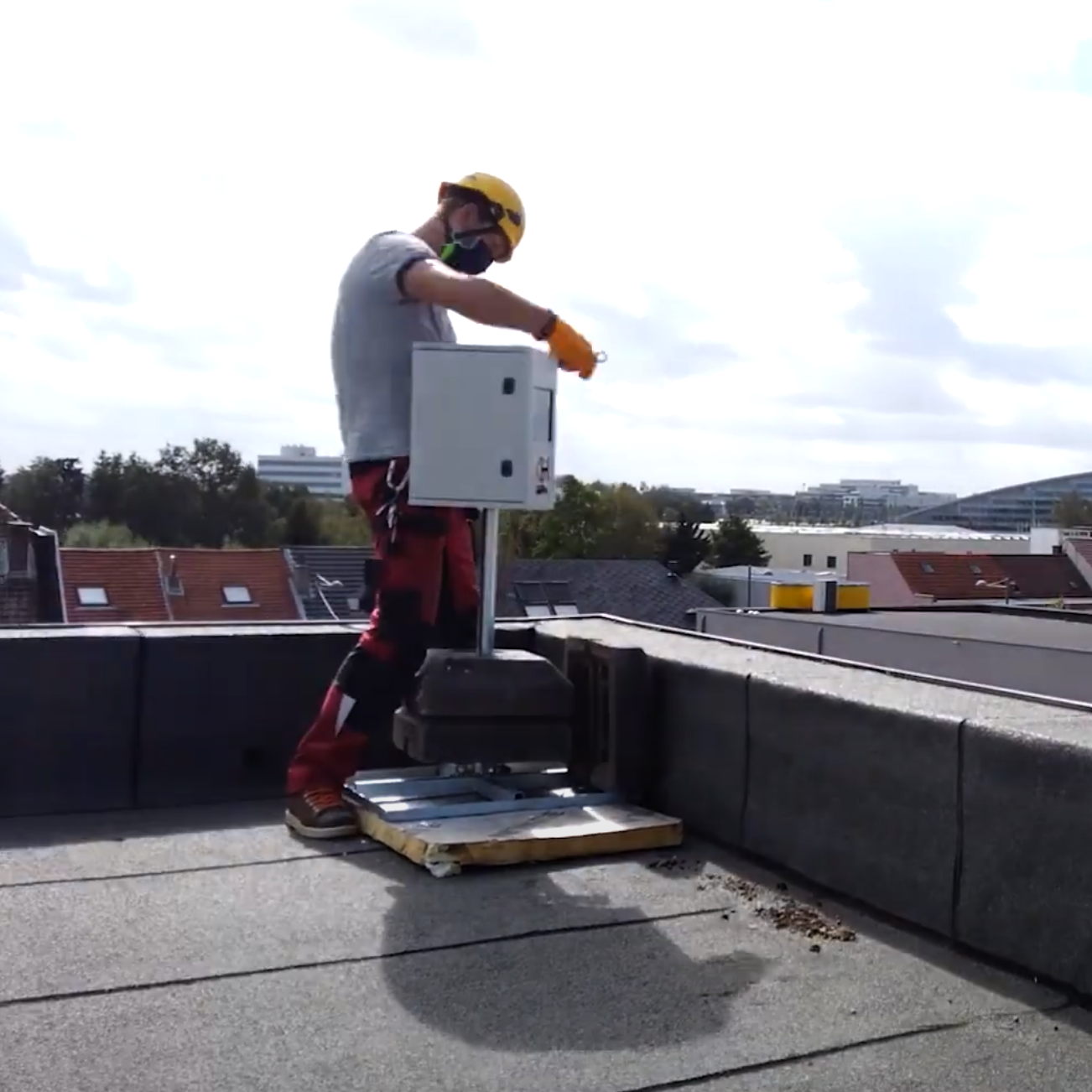 petit timelapse capsule vidéo en accéléré de la pose d'un caisson de timelapse alimenté par panneau solaire sur le toit d'un immeuble.