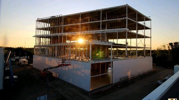 le soleil se couche, au travers du centre administratif de Brico encore en construction.
